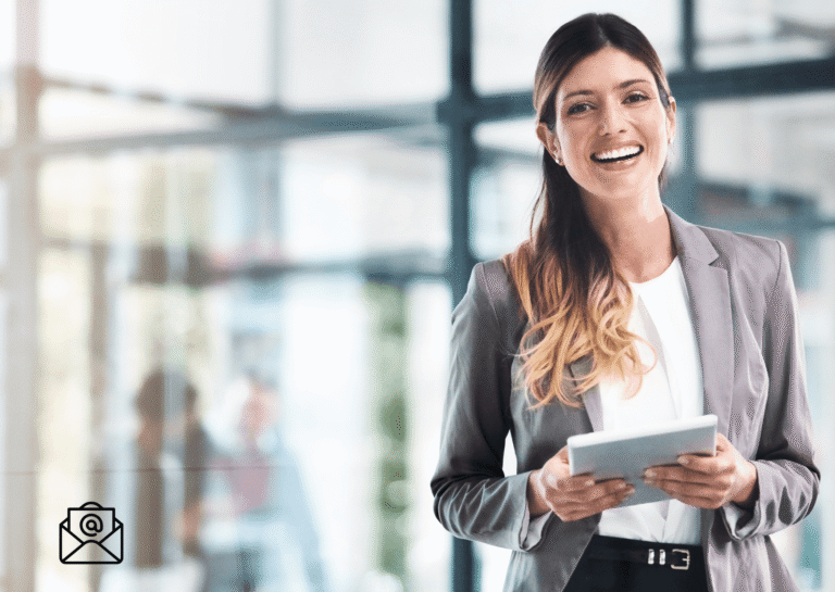 secretaria sonriendo