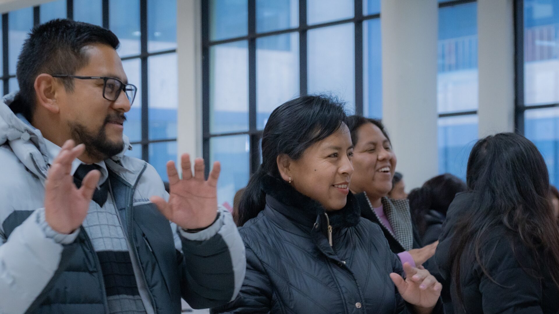 Padres de familia del Colegio Albert Einstein participando en una dinámica de la Escuela de Padres